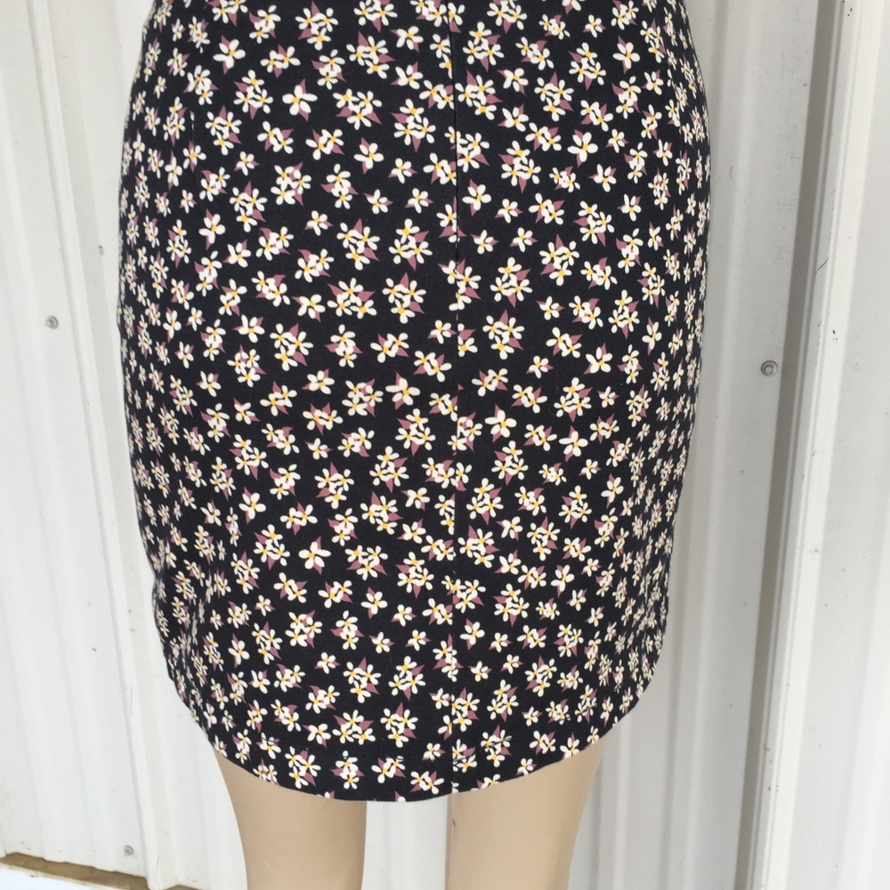 Aeropostale Skirt Black w/ Floral Design, Size Small